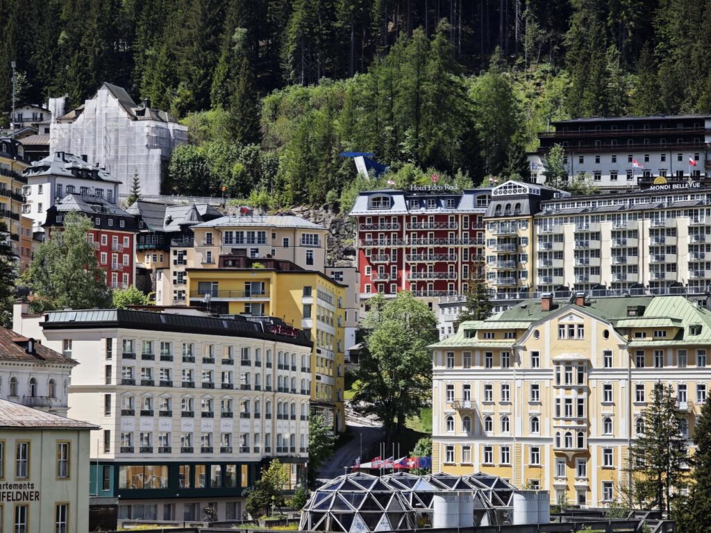 In Bad Gastein wandern - und auf die mondänen Hotelbauten schauen