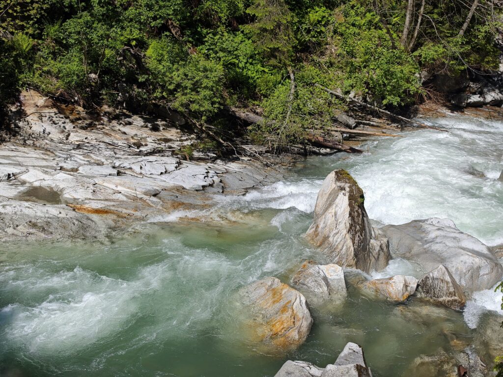 Meterhohe Felsen prägen das Bachbett unterhalb des Wasserfalls
