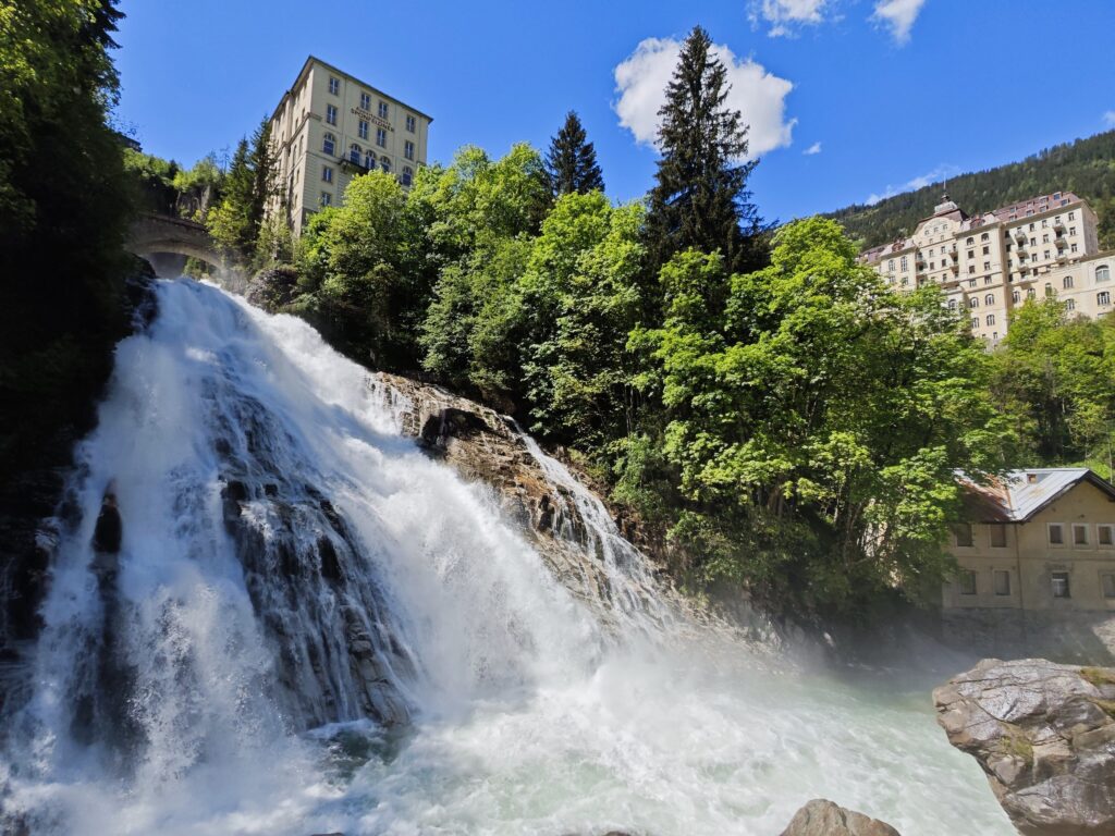 Highlight der Gasteiner Wasserfall Wanderung: Der Blick beim ehemaligen Kraftwerk auf den Wasserfall